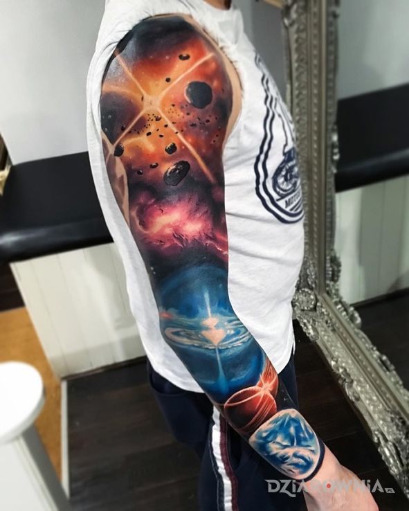 Tatuaż kosmiczny rękaw w motywie kolorowe i stylu realistyczne na przedramieniu