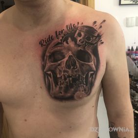 Tatuaż Czaszka z motywem moto na klatce motyw: 3D styl: realistyczne