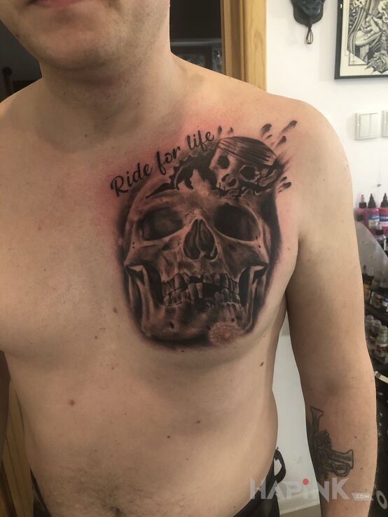 Tattoo Czaszka z motywem moto in motorization motif and realistic style on the chest