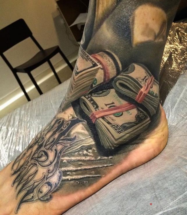 Tatuaż dużo hajsu w motywie 3D na stopie