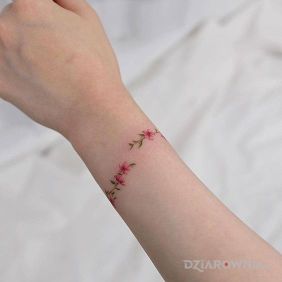 Tatuaż Bransoletka z kwiatów na nadgarstku motyw: kwiaty styl: minimalistyczne