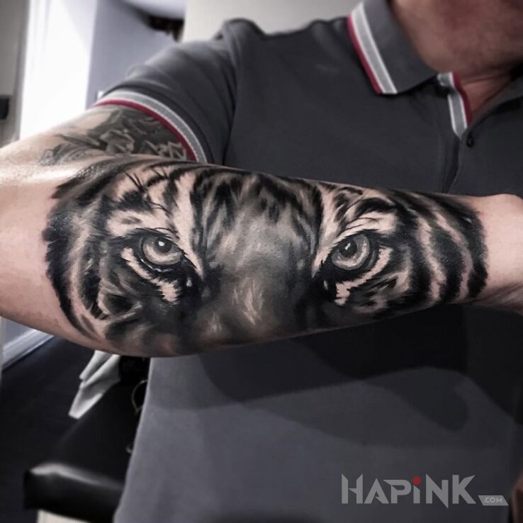 Tattoo Oczy tygrysa in animals motif on the forearm