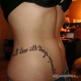 Tatuaż I will strive with things impossible na żebrach motyw: napisy