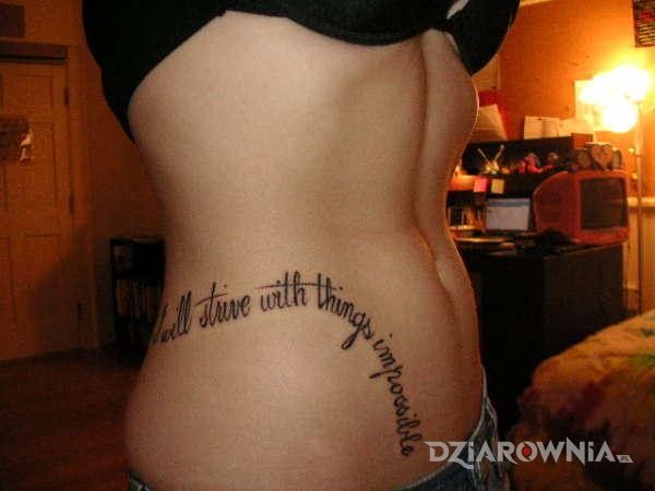 Tatuaż i will strive with things impossible w motywie napisy na żebrach