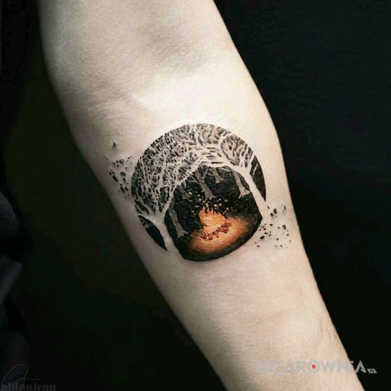 Tatuaż ognisko w lesie w motywie pozostałe i stylu graficzne / ilustracyjne na przedramieniu