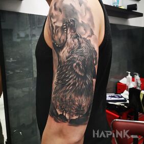 Tattoo Wolf on the upper arm motif: black and gray style: realistic