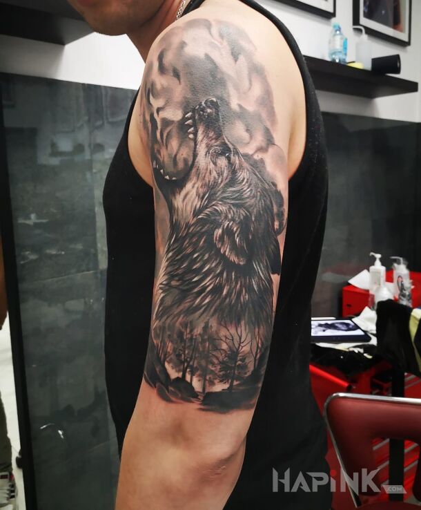 Tattoo Wilk in animals motif and realistic style on the upper arm