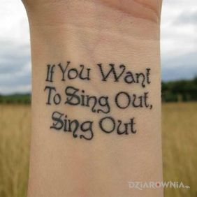 Tatuaż If You Want To Sing Out, Sing Out na nadgarstku motyw: napisy