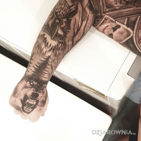 Tatuaż Rękaw na dłoni motyw: czarno-szare styl: realistyczne