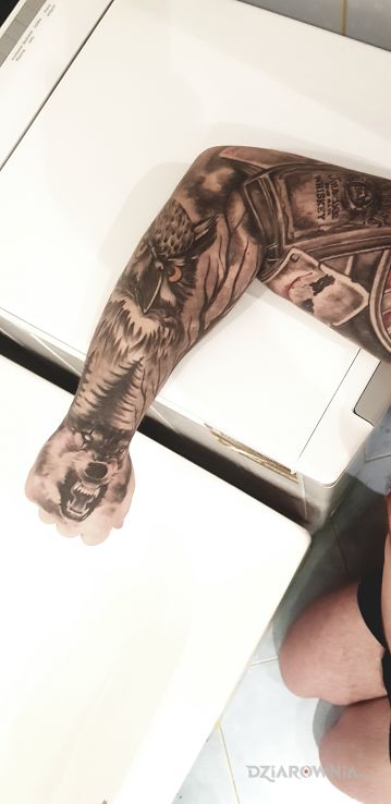 Tatuaż rękaw w motywie rękawy i stylu realistyczne na ramieniu