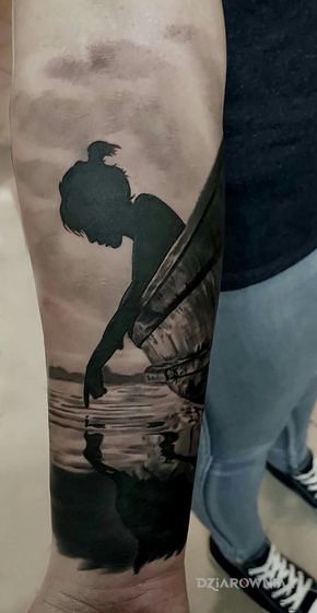 Tatuaż dziewczyna nad wodą w motywie 3D i stylu realistyczne na przedramieniu