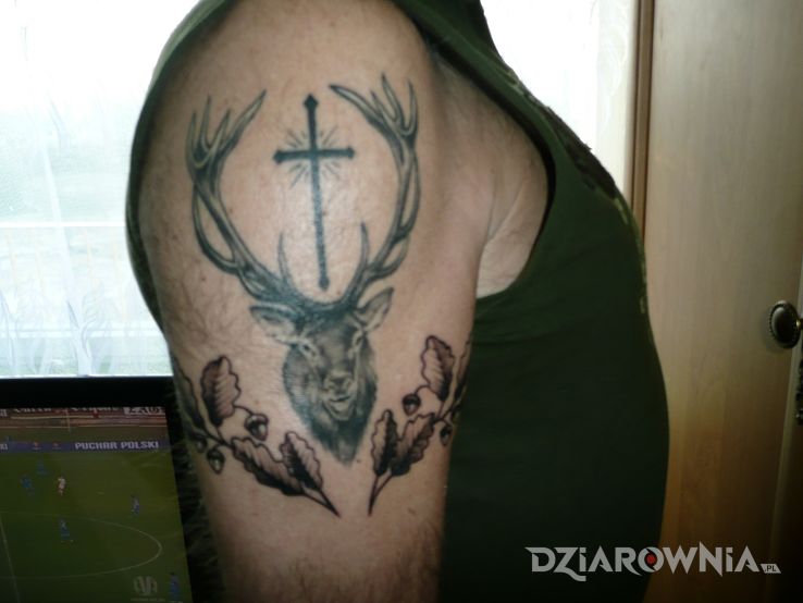 Tatuaż śwhubert w motywie religijne na ramieniu