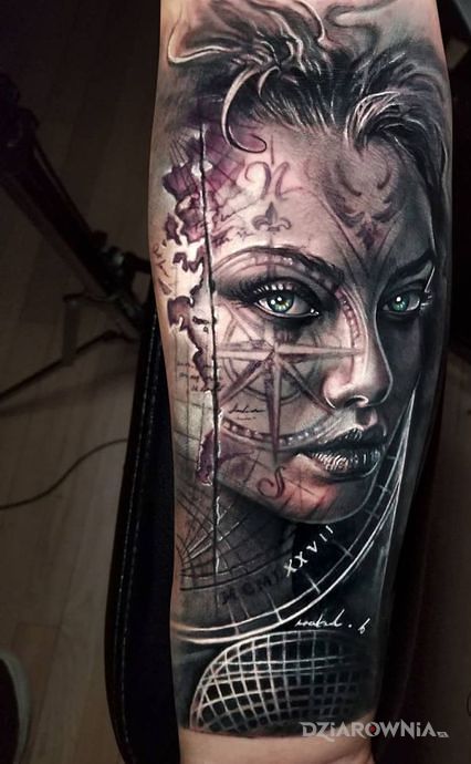 Tatuaż kompas na twarzy w motywie 3D i stylu realistyczne na przedramieniu