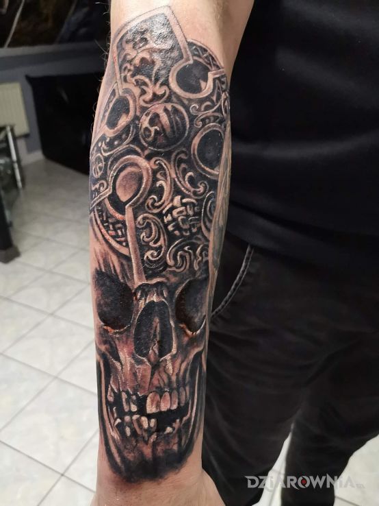 Tatuaż czaszka i krzyż w motywie 3D i stylu realistyczne na przedramieniu