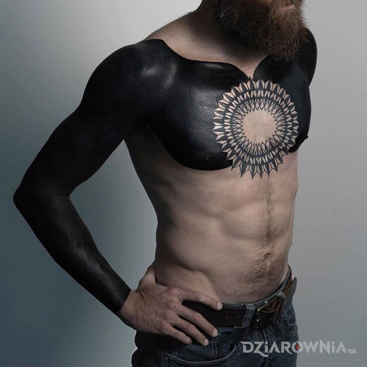 Tatuaż Czarno to widzę w motywie czarno-szare i stylu blackwork / blackout na klatce