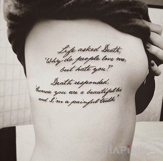 Tattoo Życie zadało pytanie Śmierci in lettering motif and calligraphy style on the ribs