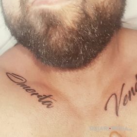 Tatuaż Omerta i Vendetta na obojczyku motyw: napisy styl: kaligrafia
