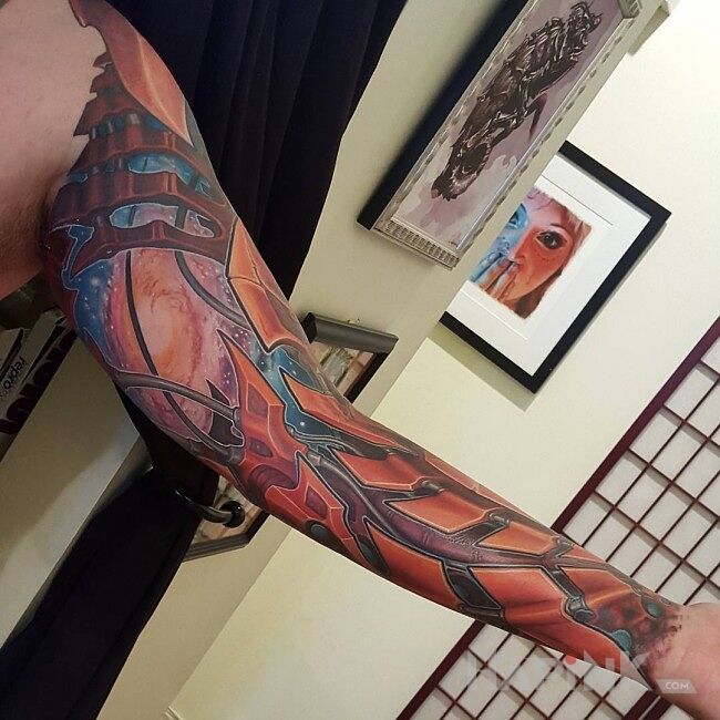 Tattoo Ręka z przyszłości in sleeves motif on the upper arm