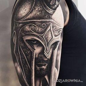 Tatuaż Głowa wojownika na ramieniu motyw: czarno-szare styl: realistyczne