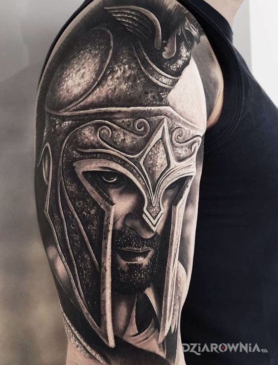 Tatuaż głowa wojownika w motywie twarze i stylu realistyczne na ramieniu