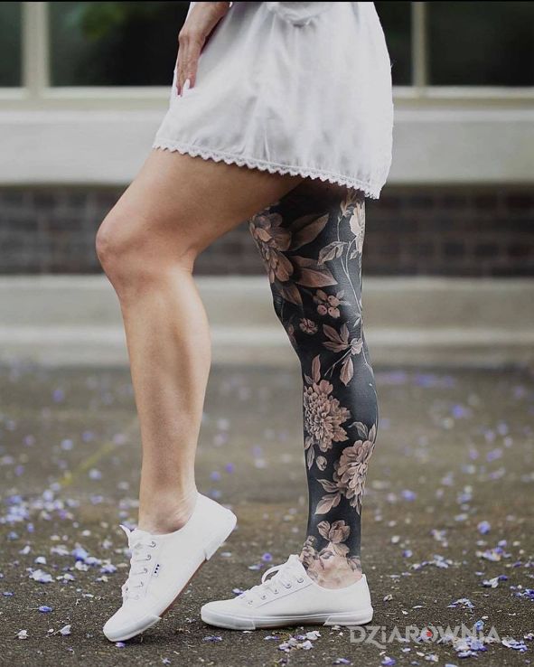 Tatuaż czarna nóżka w motywie kwiaty i stylu blackwork / blackout na nodze