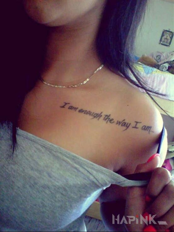 Tattoo Napis na obojczyku in lettering motif on the collarbone