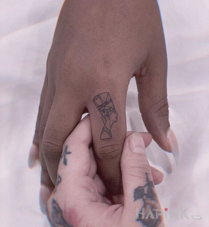 Tattoo Kleopatra in black and gray motif and minimalistic style on the fingers