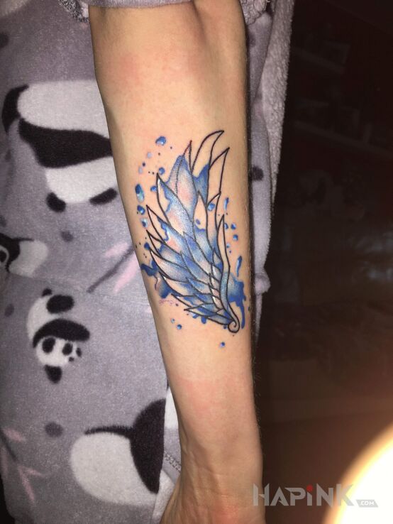 Tattoo Skrzydło in wings motif and contour / linework style on the forearm