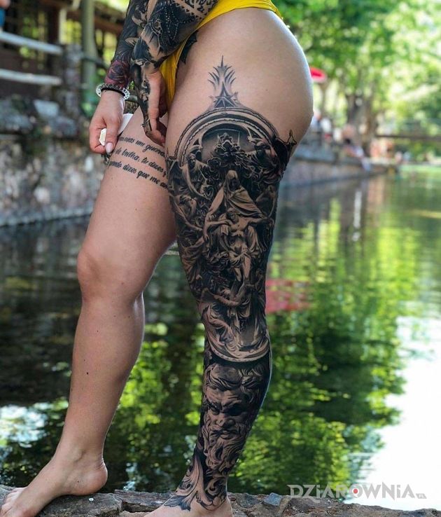 Tatuaż ładna noga w motywie rękawy i stylu realistyczne na nodze