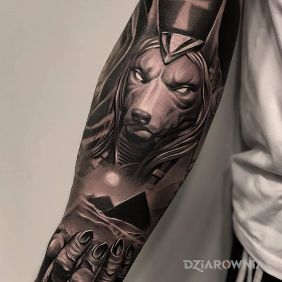 Tatuaż Piramidy na przedramieniu motyw: postacie styl: realistyczne