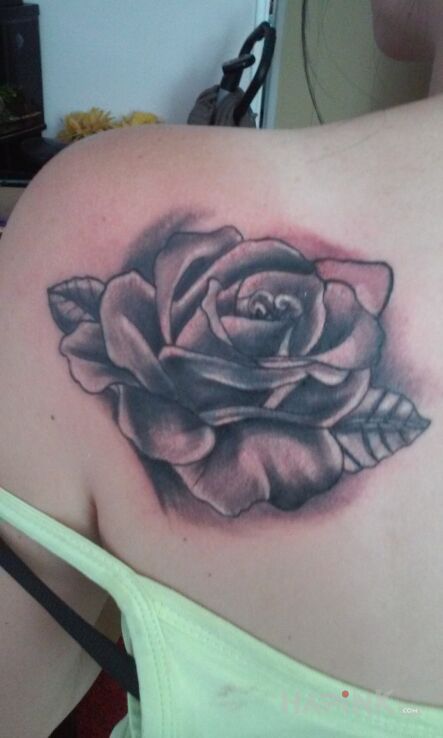 Tattoo Róża ( cover) in flowers motif and graphic / illustrative style on the shoulder blades