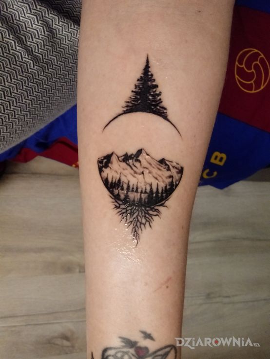 Tatuaż góry w motywie pozostałe i stylu graficzne / ilustracyjne na przedramieniu