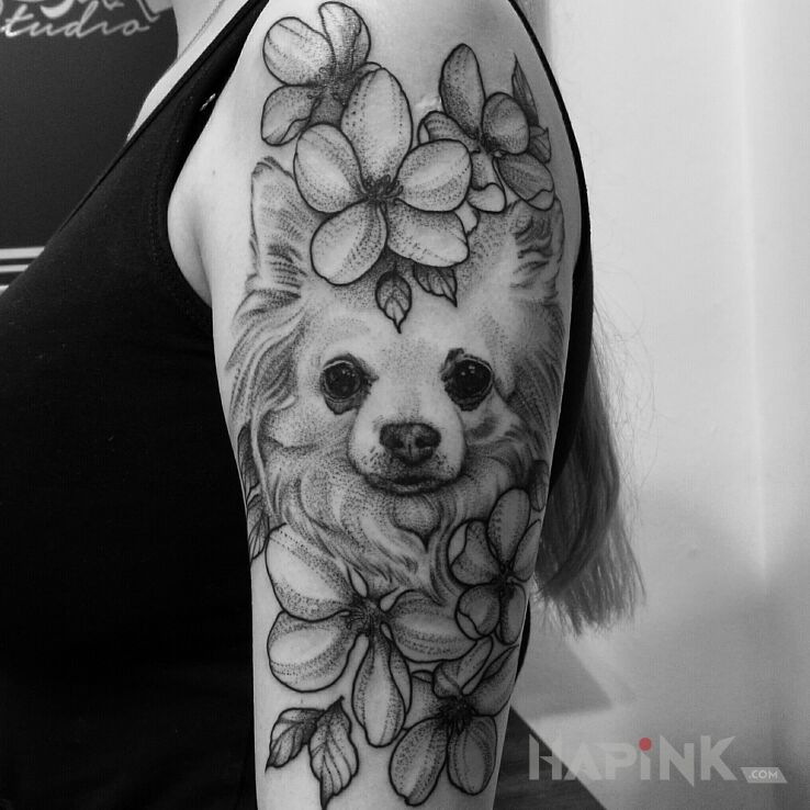 Tattoo Pies / Kwiaty in black and gray motif and graphic / illustrative style on the upper arm