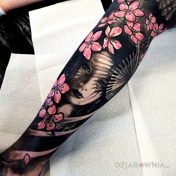 Tatuaż gejsza w motywie czarno-szare i stylu japońskie / irezumi na przedramieniu