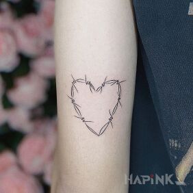 Tattoo Wire heart on the upper arm motif: other style: contour / linework