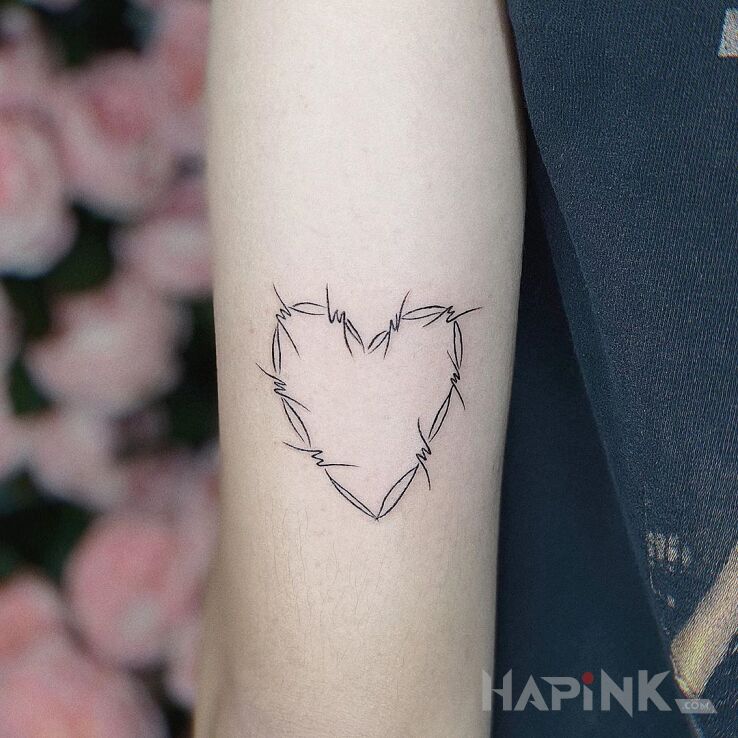 Tattoo Druciate serce in other motif and minimalistic style on the upper arm