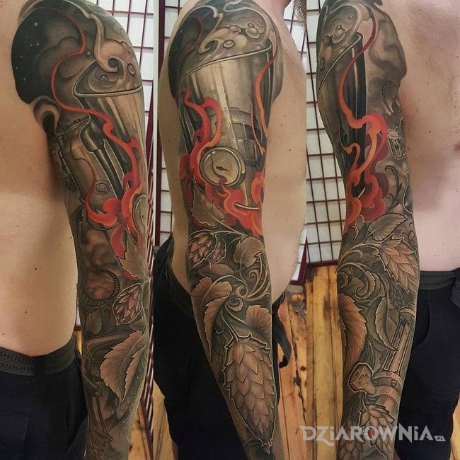 Tatuaż szyszki i kociol w motywie rękawy na ramieniu