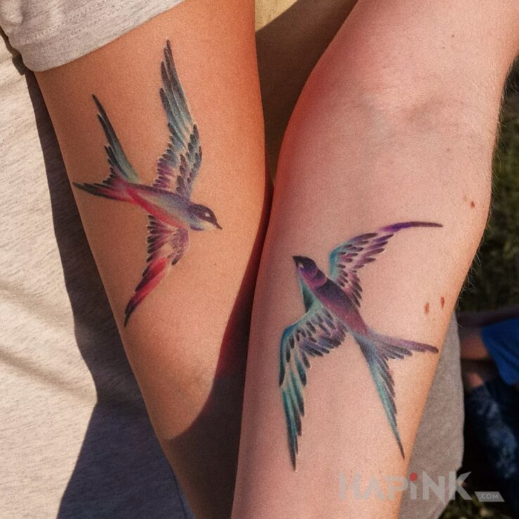 Tattoo Ptaszyny in colorful motif and graphic / illustrative style on the forearm