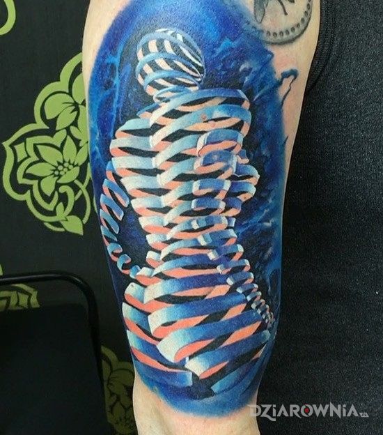 Tatuaż dziwna postac w motywie 3D na ramieniu