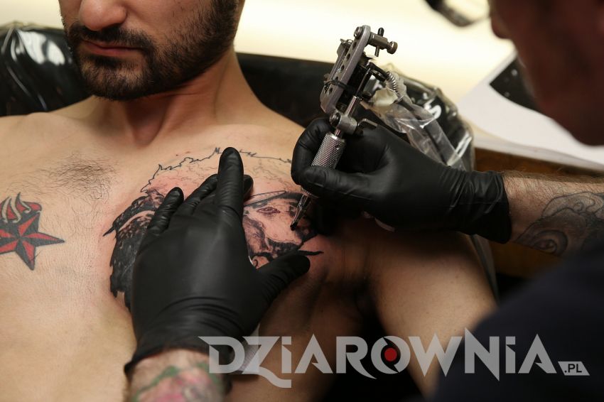 robienie tatuażu na klatce piersiowej mężczyzny