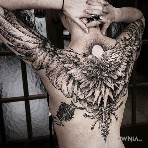 Tatuaż uskrzydlony w motywie czarno-szare i stylu realistyczne na plecach