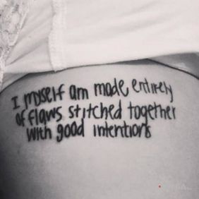 Tatuaż Stworzony z wad na żebrach motyw: napisy styl: kaligrafia