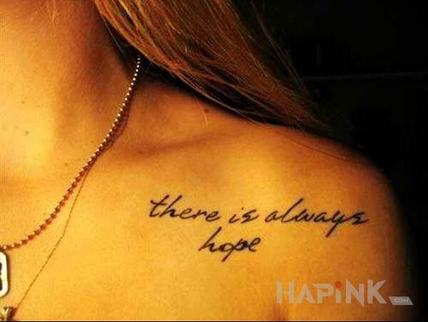 Tattoo Napis z fajna czcionka in lettering motif on the collarbone