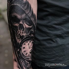 Tatuaż Zegarmistrz na przedramieniu motyw: czaszki styl: realistyczne