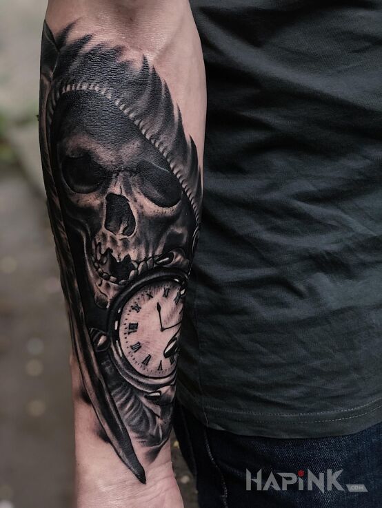 Tattoo Zegarmistrz in 3D motif and realistic style on the forearm