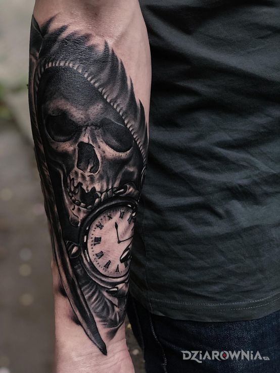 Tatuaż zegarmistrz w motywie czaszki i stylu realistyczne na przedramieniu