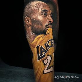 Tatuaż Kobe bryant na łydce motyw: twarze styl: realistyczne