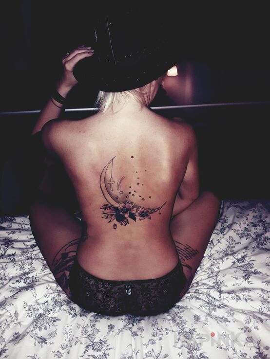 Tattoo Plecy i nogi in sexy motif and graphic / illustrative style on the leg