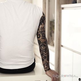 Tatuaż Dwa rękawy w stylu tradycyjnym - tył na nadgarstku motyw: postacie