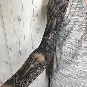 Tatuaż Dotwork i styl graficzny na ramieniu motyw: czarno-szare styl: graficzne / ilustracyjne